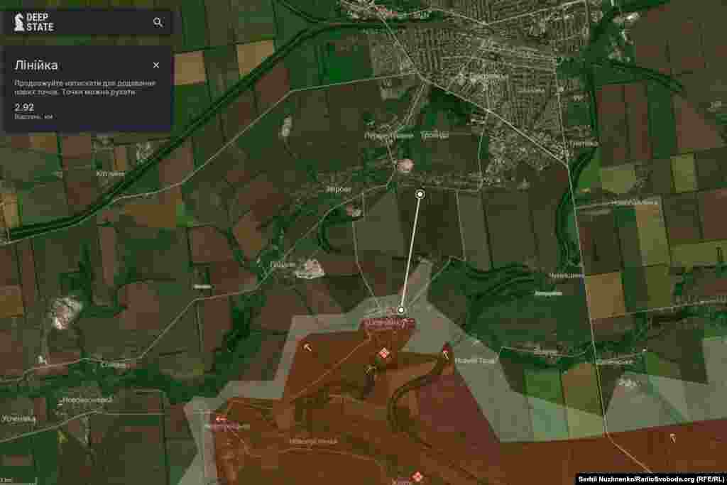 Ситуація на підступах до міста критична, до передмістя Покровська залишилось декілька полів і одна посадка, менше ніж 3 км до вуличних боїв (скрін Deep State). Лінію оборони міста почали активно будувати лише у вересні, коли російські війська підійшли до міста на відстані 7-8 км