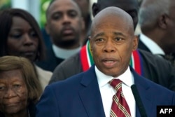 Мэр Нью-Йорка Эрик Адамс, выступающий на выборах мэра в качестве независимомго кандидата