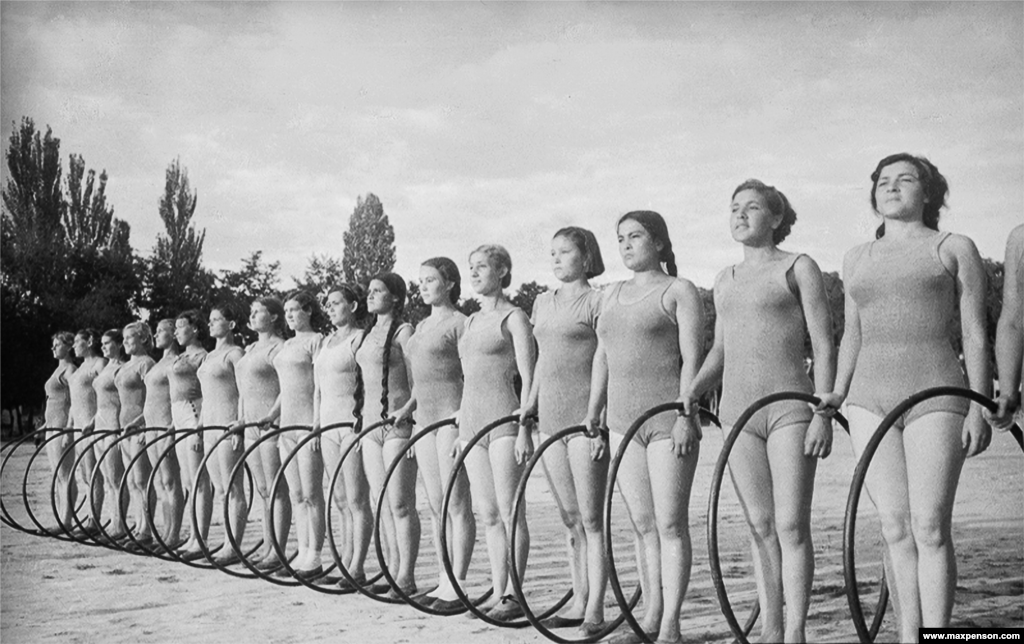 Молоді спортсменки, 1946 рік. У часи Другої світової війни демографічний склад населення Узбекистану різко змінився, коли до Центральної Азії евакуювали деякі радянські підприємства важкої промисловості, разом із переважно російськими й українськими працівниками