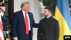 Președintele ucrainean Volodimir Zelenski, întâmpinat de președintele american Donald Trump la Casa Albă, 18 august 2025.