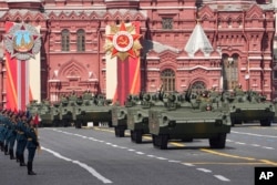 Vehicule militare rusești în Piața Roșie în timpul paradei militare de Ziua Victoriei de la Moscova.