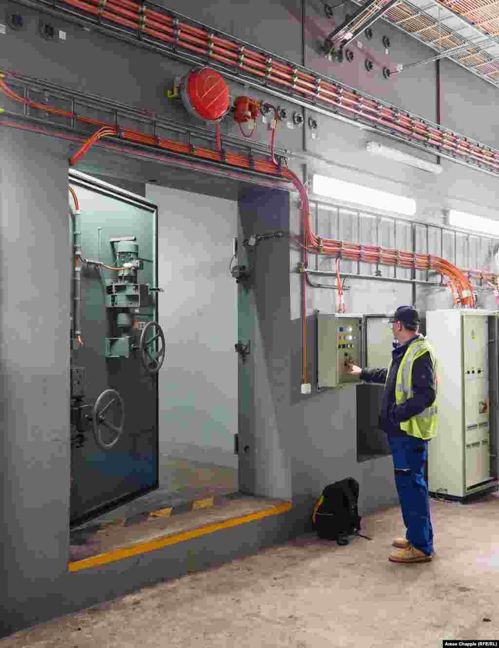 O ușă este închisă în timpul testării unui adăpost OSM. Astăzi, argumentele privind închiderea rețelei de adăposturi din Praga nu mai sunt aduse în discuție. &nbsp;