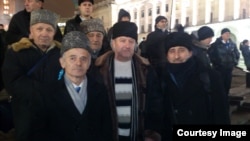 У першому ряду зліва направо: Мустафа Джемілєв, Різа Шевкієв і делегат Курултаю Синавер Кадиров на Майдані Незалежності під час Революції гідності. Київ, грудень 2013 року