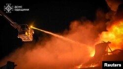 Пожежники працюють на місці російського ракетного удару РФ по Одесі, Україна, 2 травня 2024 року