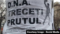 Poster lipit pe un stâlp din Chişinău. Martie 2015
