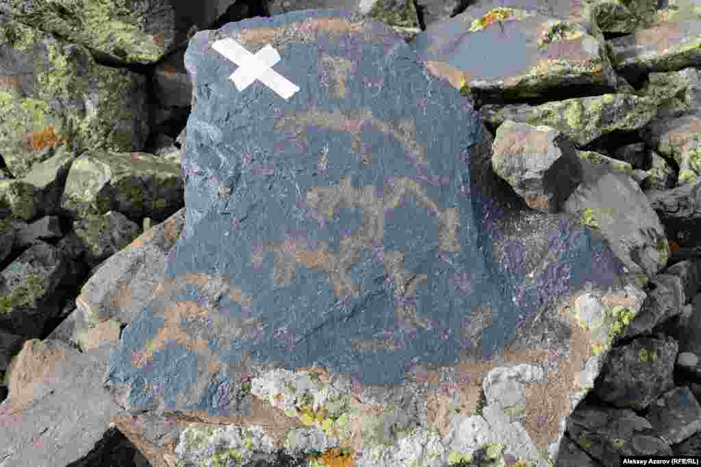 "Есік" қорық-музейінің ғылыми қызметкерлерінің ойынша, ежелгі дәуірлерде бұл жерде Есік көліне апаратын жол болған (Қырғызстан аумағында). 2015 жылы осы жерден табылған арбалар жолы осыны меңзейді. Экспедиция барысында бұл болжамға тағы бір дәлелдің барына көзімізді жеткіздік: мына таста түйелер мен түйекештер бейнеленген.