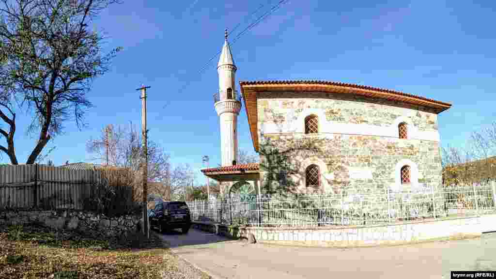 Це кам'яна прямокутна будівля розміром 11,5х15 метрів зального типу з критою галереєю та окремо розташованим мінаретом