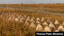 Колючий дріт і «зуби дракона» вздовж лінії оборони, Донецька область, 11 вересня 2025 року