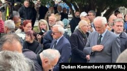 Haški osuđenik Vladimir Lazarević (sa naočarima) na sahrani Pavkovića, 22. oktobar 2025.