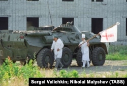 Заступник головного лікаря Петро Костюченков (ліворуч) і хірург Віра Чипуріна, яких звільнив чеченський польовий командир Шаміль Басаєв. Будьоновськ, Ставропольський край РФ. 17 червня 1995 року
