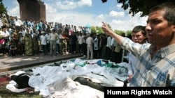 Люди собрались около тел жертв расстрела в Андижане, 14 мая 2005 года.