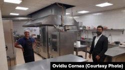 Gamini, bucătar (în stânga) și Janith, ospătar, au dat cel puțin temporar Sri Lanka pe Cluj.