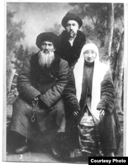 Боогачы Жакыпбек уулу жана жубайы Асел, (ортодогу) Шабдандын уулу Кемел. Оренбург. 1929-жыл. КРнын Борбордук мамлекеттик архиви.