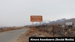 Ысыл-Көлдөгү петроглифтер жайгашкан корук.