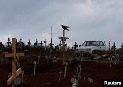 Могілкі ў пасёлку Стары Крым каля Марыюпалю. 4 лютага 2023 году