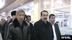 Аким Астаны Имангали Тасмагамбетов и премьер-министр Карим Масимов обходят столичный базар "Артем" в день девальвации тенге 4 февраля 2009 года.   