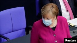 Герман канцлери Ангела Меркел айым өлкөнүн ички иштер министри Хорст Зеехофер мырзага кайрылууда. Берлин. 2021-жылдын 25-марты.