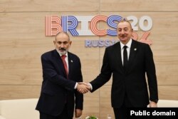 Никол Пашинян (слева) и Ильхамом Алиевым, 24 октября 2024 года