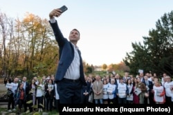 2 noiembrie 2025 - Cătălin Drulă, candidatul USR, strânge semnături pentru depunerea candidaturii.