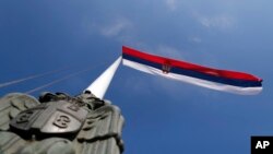 Steagul Serbiei pe clădirea Parlamentului sârb.