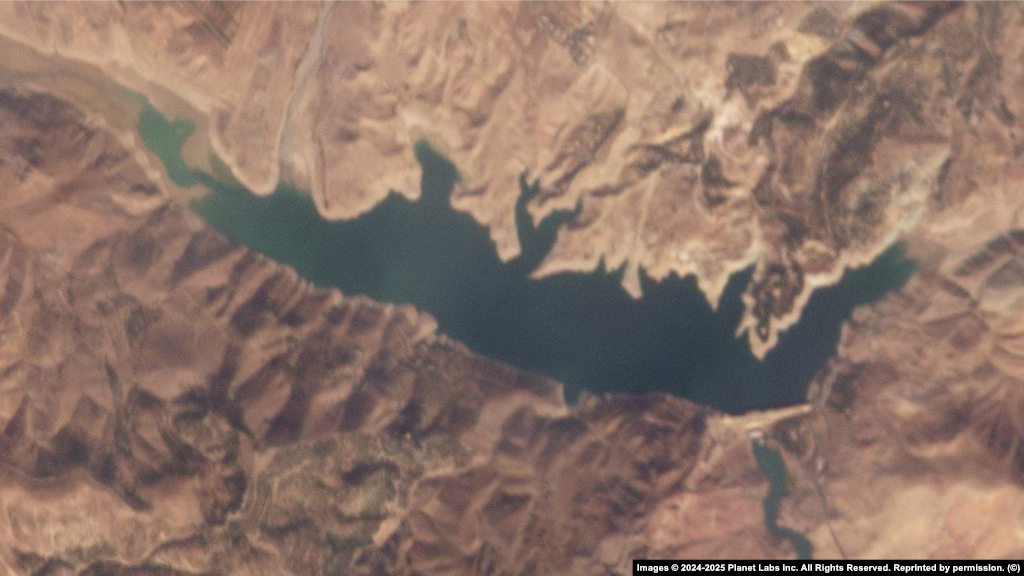 Liqeni Latjan: Gjendet afër qytetit Lavasan dhe kontribuon në rezervuarët e ujit për Teheranin dhe zonat tjera urbane në afërsi, duke balancuar kërkesën në këtë rajon me popullsinë më të madhe në gjithë shtetin.