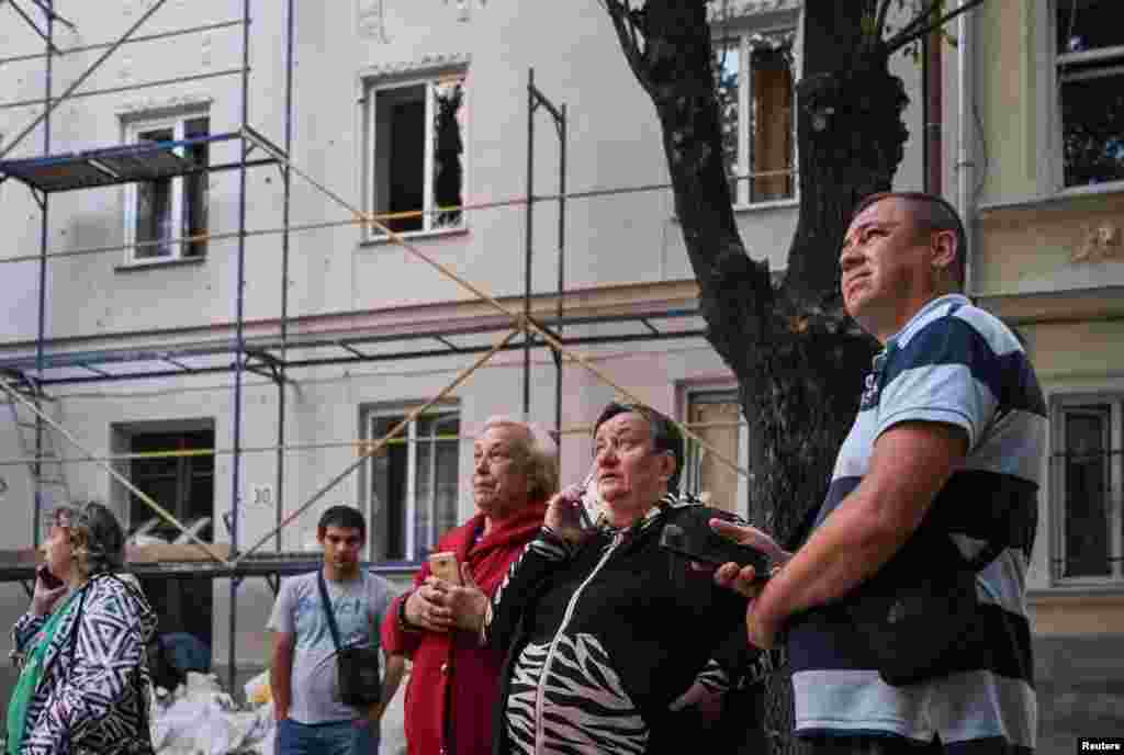 Люди біля будинків, у яких вибухова хвиля вибила війкна. Львів, 21 серпня