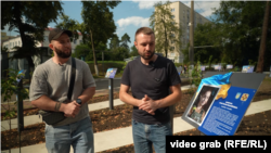 Український військовий Євгеній «Хамзат» Кравчук та кореспондент Радіо Свобода Олег Галів. Київ, серпень 2025 року