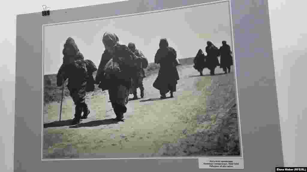 "Ашаршылық босқындары" фотосы. Мұражай қызметкерлері бұл суреттерді баға жетпес ерекше жәдігерге жатқызады. Оларда сол ауыр жылдардағы Қазақстандағы шынайы өмір бейнеленген. Совет өкіметі 1932-1933 жылдары қазіргі Қазақстан аумағында "бай-құлақты тап ретінде жою" мен ұжымдастыру саясатын жүргізіп, орталық биліктің азық-түлік қорын жасақтау жоспарын асыра орындап, тұрғындардың қолындағы малды мемлекетке алуды (кәмпеске) іске асырған.