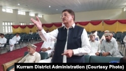 په پاړه چینار کې یو ولسي مشر له چارواکو سره غونډې ته وینا کوي - د اګست ۲۶مې انځور.