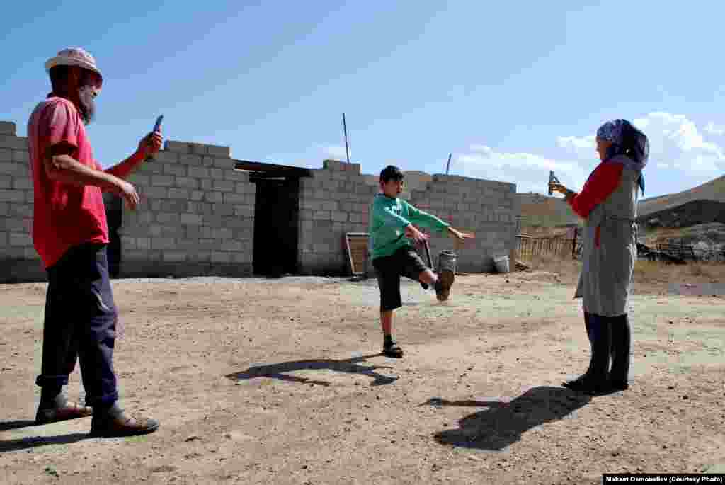 5-класстын окуучусу&nbsp;Абдурахим Бекмурзаев&nbsp;дене тарбия сабагы боюнча көнүгүүлөрдү жасап жаткан учуру. Ал дайыма ата-апасынан анын көнүгүүлөр видеого тартуусун суранат. Андан соң ал видеону мугалимге жөнөтөт. Чаек айылы. Жумгал району.