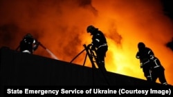 Спасатели тушат пожар после российского удара в Одессе, архивное фото