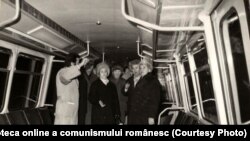 Nicolae Ceauşescu la Arad examinează prototipul vagonului de metrou. (11 ianuarie 1977) Sursa: Fototeca online a comunismului românesc; 4/1977