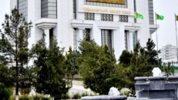 Türkmenistan studentlere pul geçirmelerini 'doly ýatyrmagy' meýilleşdirýär