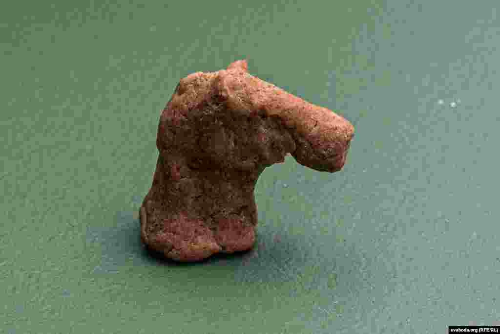 Шахматная фігурка каня, зьлепленая з хлеба за кратамі