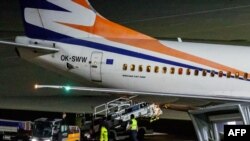 د لایپزیګ پر هوايي ډګر کارکوونکي د ورغلیو افغانانو سامانونه لېږدوي - د اپرېل ۱۶مې انځور.