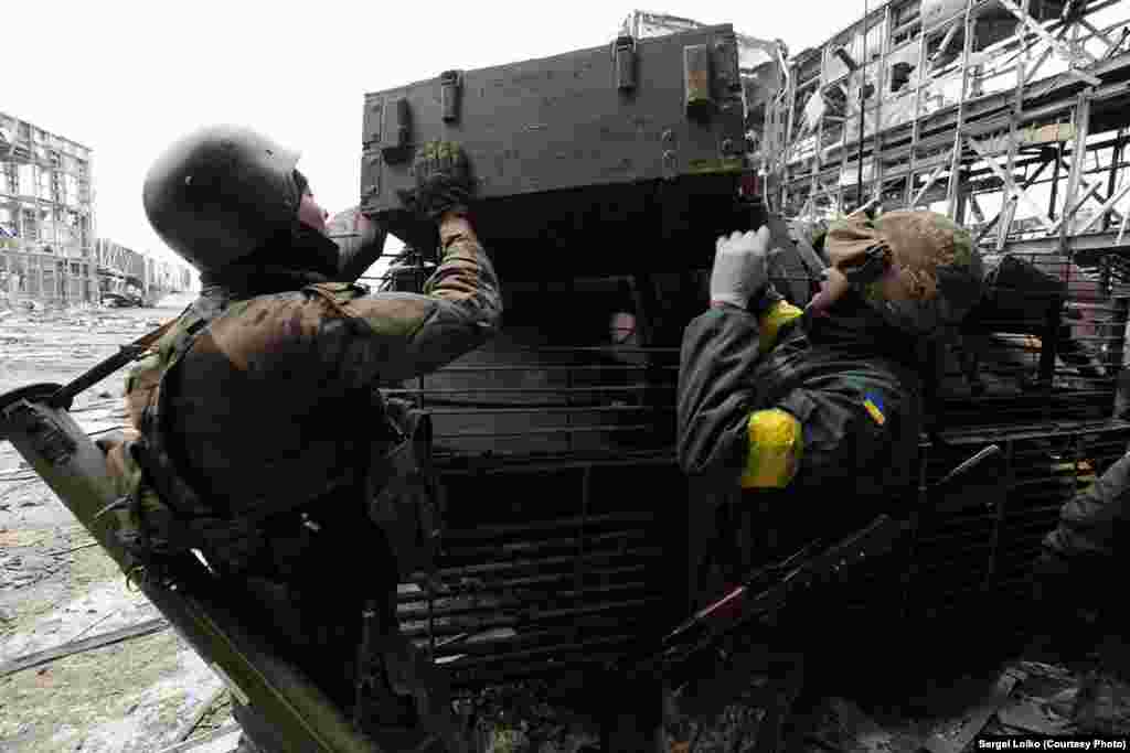 Ящик з останками танкіста вантажать на броньований катафалк. Сепаратисти продовжують обстріл 