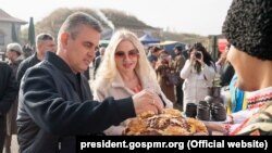 Vadim Krasnoselski, împreună cu soția, la un eveniment de campanie la Tighina/ Bender