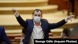 Liderul grupului PSD din Camera Deputaților se teme că marcarea articolelor plătite de partid ar deconspira strategia de comunicare. PNL și PSD au plătit peste 125 de milioane de lei în ultimele 21 de luni pentru presă și propagandă. Imagine cu Alfred Simonis, deputat PSD