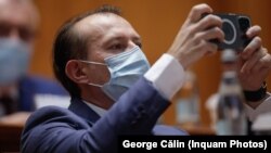 Premierul demis, Florin Cîțu, rămâne la Palatul Victoria dacă premierul desemnat, Nicolae Ciucă, nu obține un vot de învestire în Parlament. Mandatul de negociere pentru Ciucă a fost stabilit chiar de Florin Cîțu. Imagine din Parlament cu premierul demis.