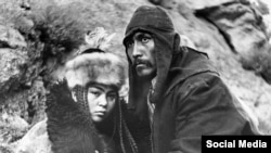 "Ысык-Көлдүн кызгалдактары" тасмасын тартуу учуру. Айтурган Темирова, Сүймөнкул Чокморов.