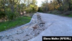 Из-за неправильно оборудованного водостока дожди и ливни размыли дорожку на аллее