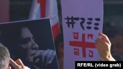 ბანერები სააკაშვილის მხარდამჭერი აქციიდან, რუსთავი, 6 ნოემბერი 