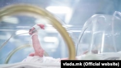 Новороденче на Клиниката за Гинекологија и акушерство во Скопје, архивска фотографија