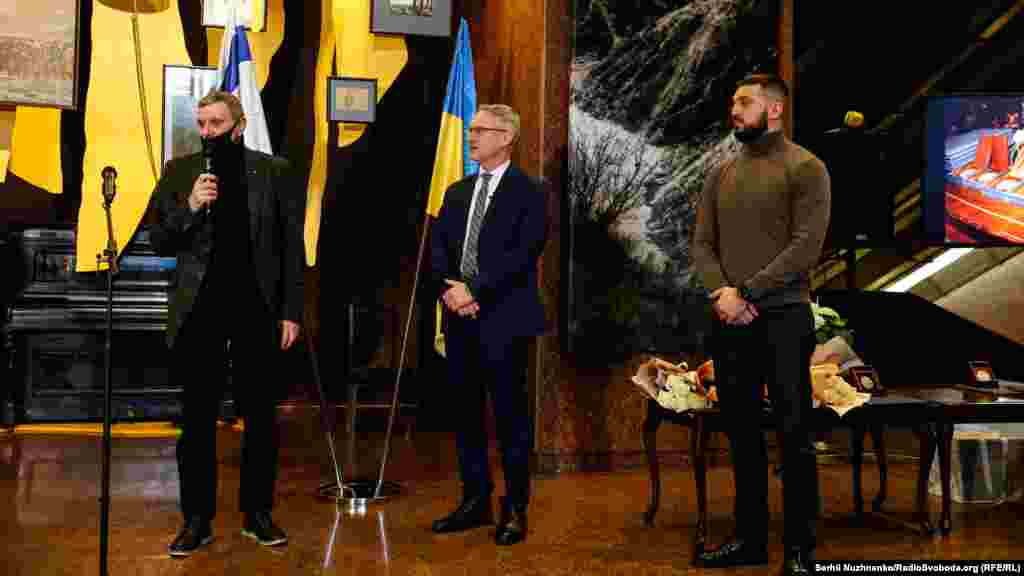 Тарас та Володимир Павловські отримують медалі своїх прадіда Петра та діда Ігната відповідно