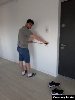 Alexandru este unul dintre tinerii din România al cărui credit urmează să se scumpească în urma creșterii dobânzii-cheie.