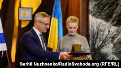 Анастасія Байнак отримує нагороду своєї прабабусі