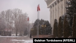 Перед зданием «Белого дома».