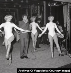 მომღერალ ზდრავკო კოლიჩის გამოსვლა ტიტოსთვის, მოცეკვავეთა ანსამბლ ლოკიცესთან ერთად. ადგილი არ არის მითითებული.