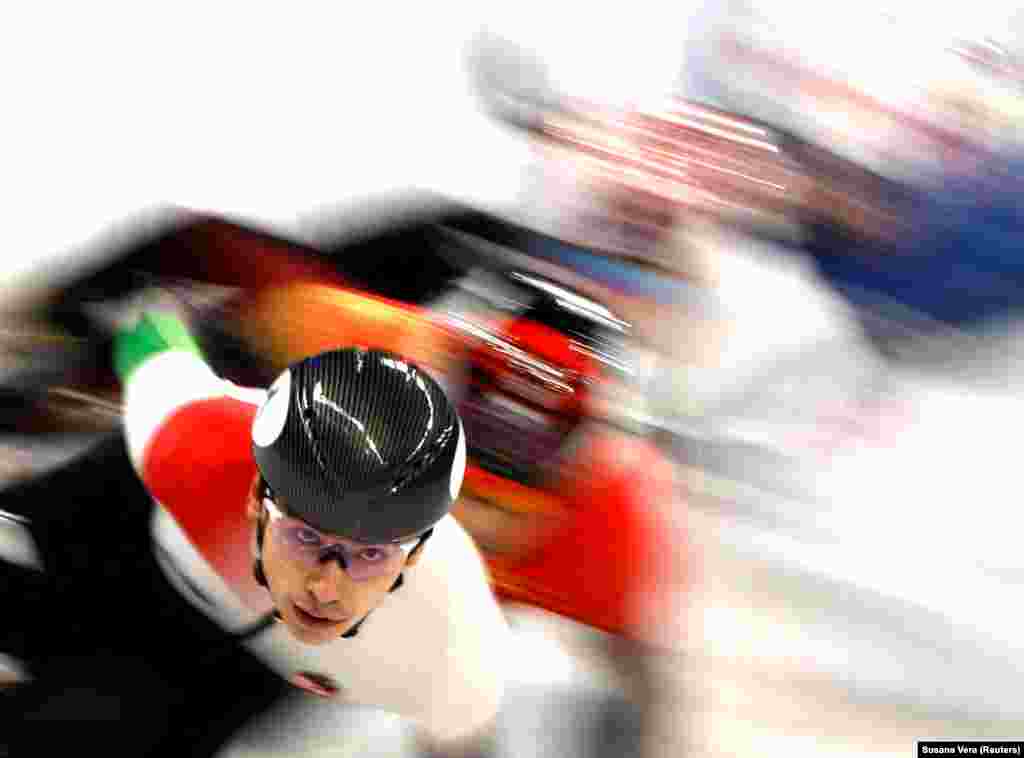 Shaoang Liu din Ungaria este văzut în timpul unei probe masculine de patinaj viteză la Jocurile Olimpice de iarnă de la Beijing.