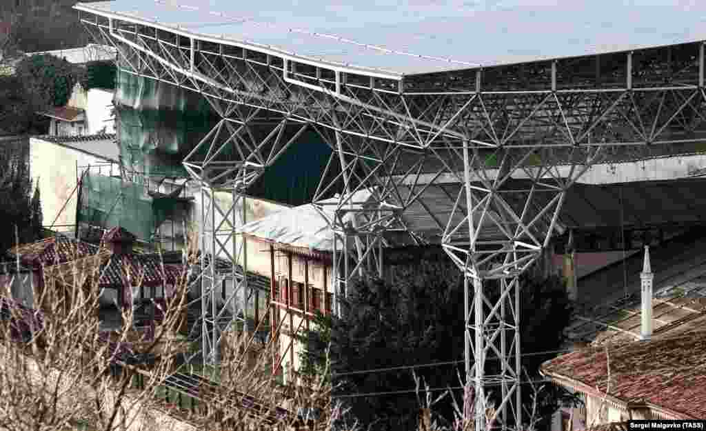 Колишній голова комітету АРК у справах міжнаціональних відносин і депортованих громадян, кримський активіст Едем Дудаков розповів, що під час реконструкції дерев'яні балки Ханського палацу були знищені: частину розпилили, а частину &ndash; відвезли. Крім того, за інформацією Дудакова, фірма-підрядник, що виконує реставрацію, планує замінити старовинну черепицю на іспанську стилізовану